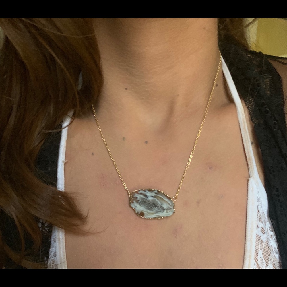 Simple & Pretty Geode Necklace - Picture 3 of 3